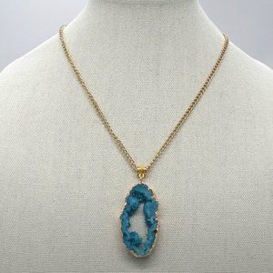 Necklace with blue natural quartz.